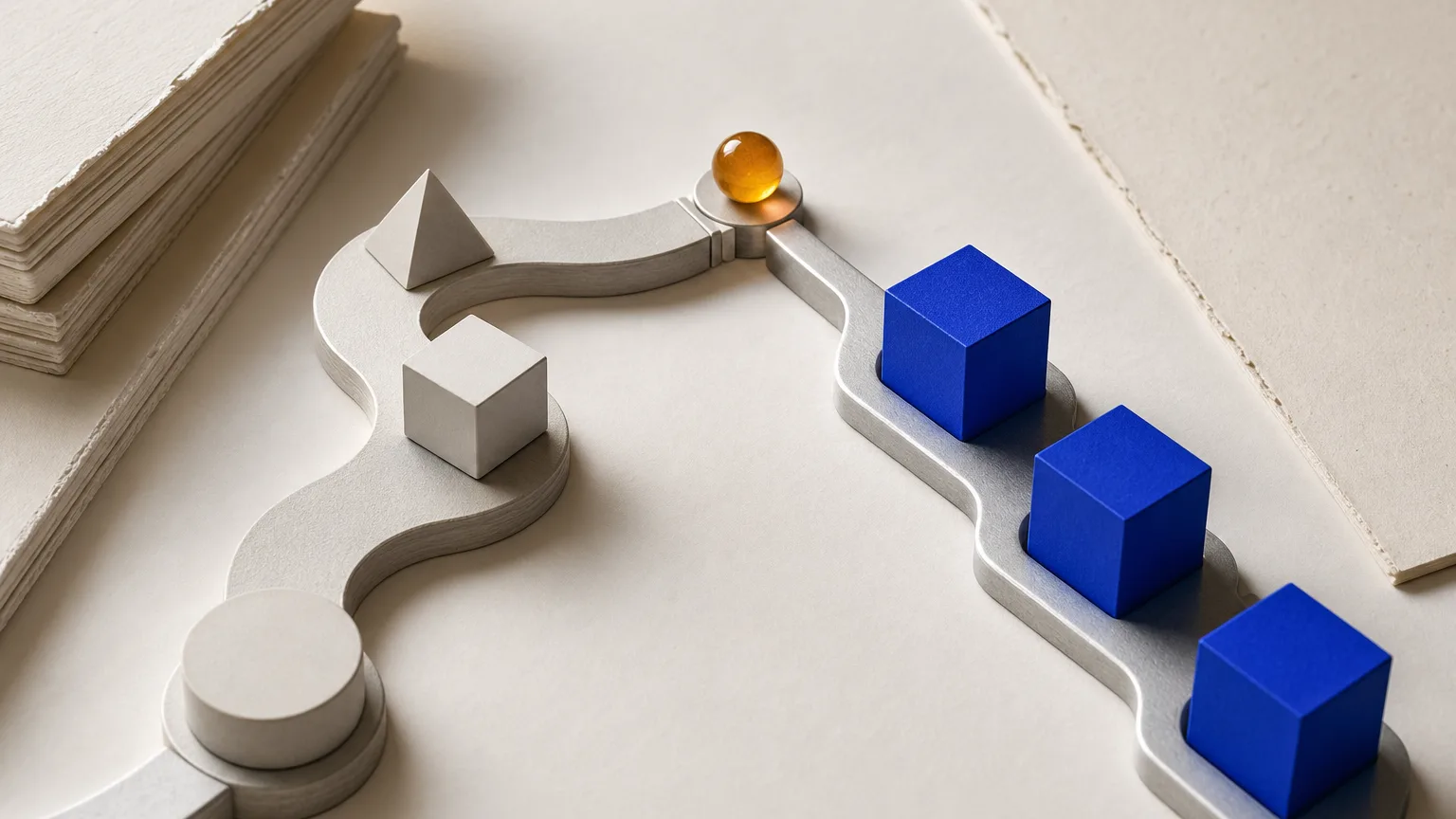 Ilustração editorial de um caminho modular e outro ramificado com uma esfera âmbar, representando a escolha entre automação e um agente de IA.