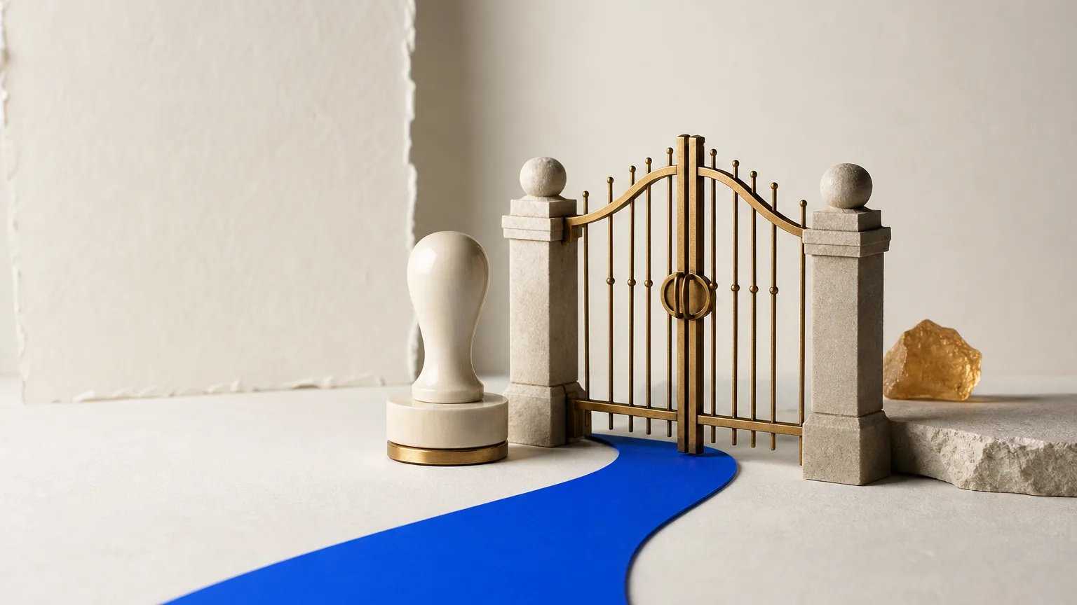 Ilustração editorial de um caminho azul-cobalto diante de um portão dourado elegante, com um selo de aprovação de marfim.